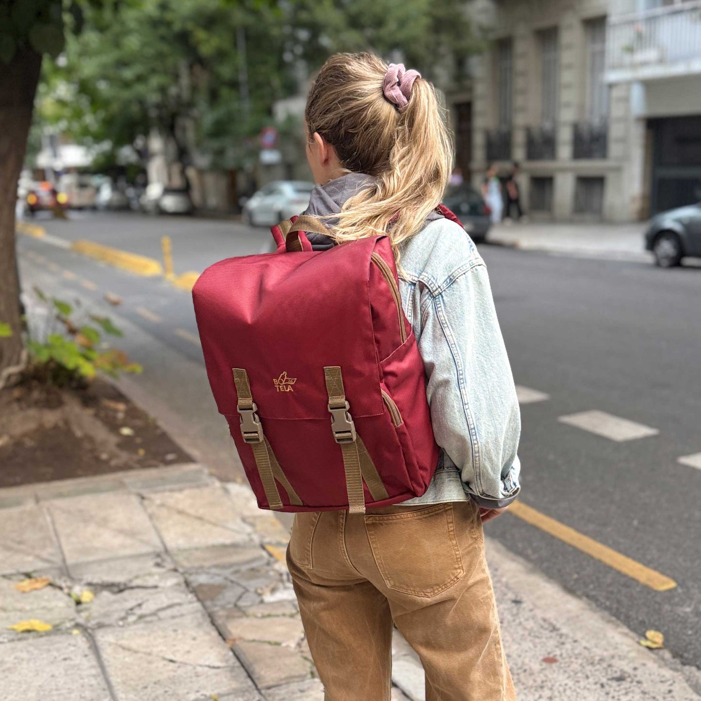 Mochila cuadrada sustentable para notebook 16 lts
