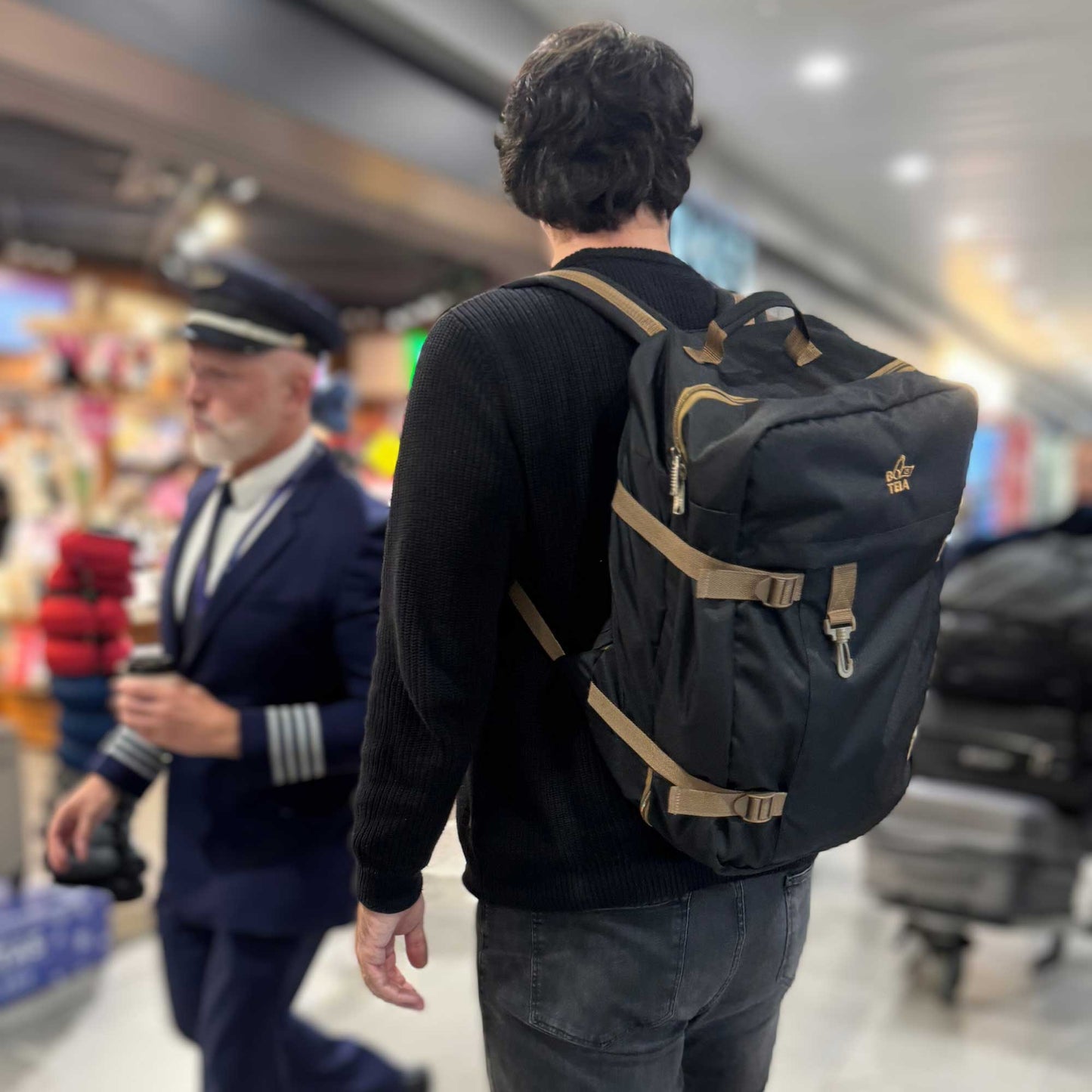 Mochila de viaje sustentable negra 40 lts