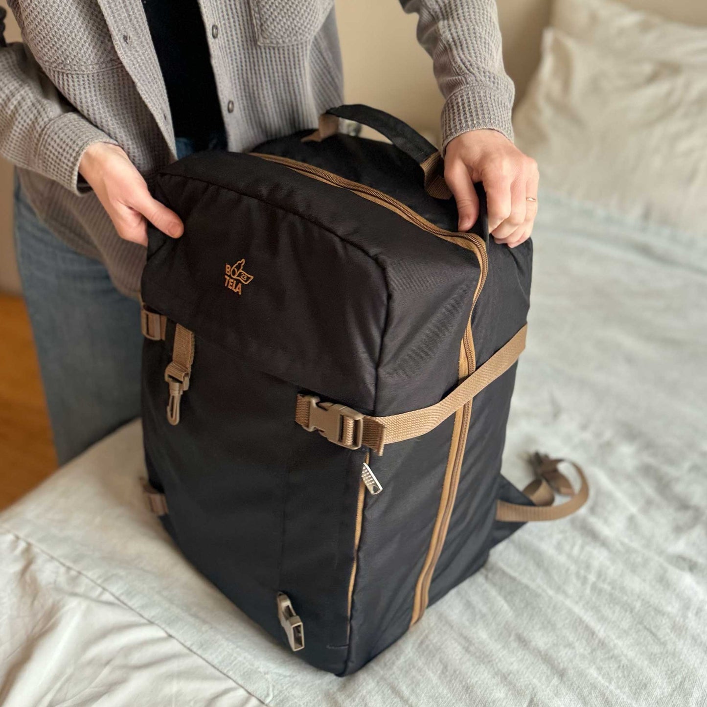 Mochila de viaje sustentable negra 40 lts