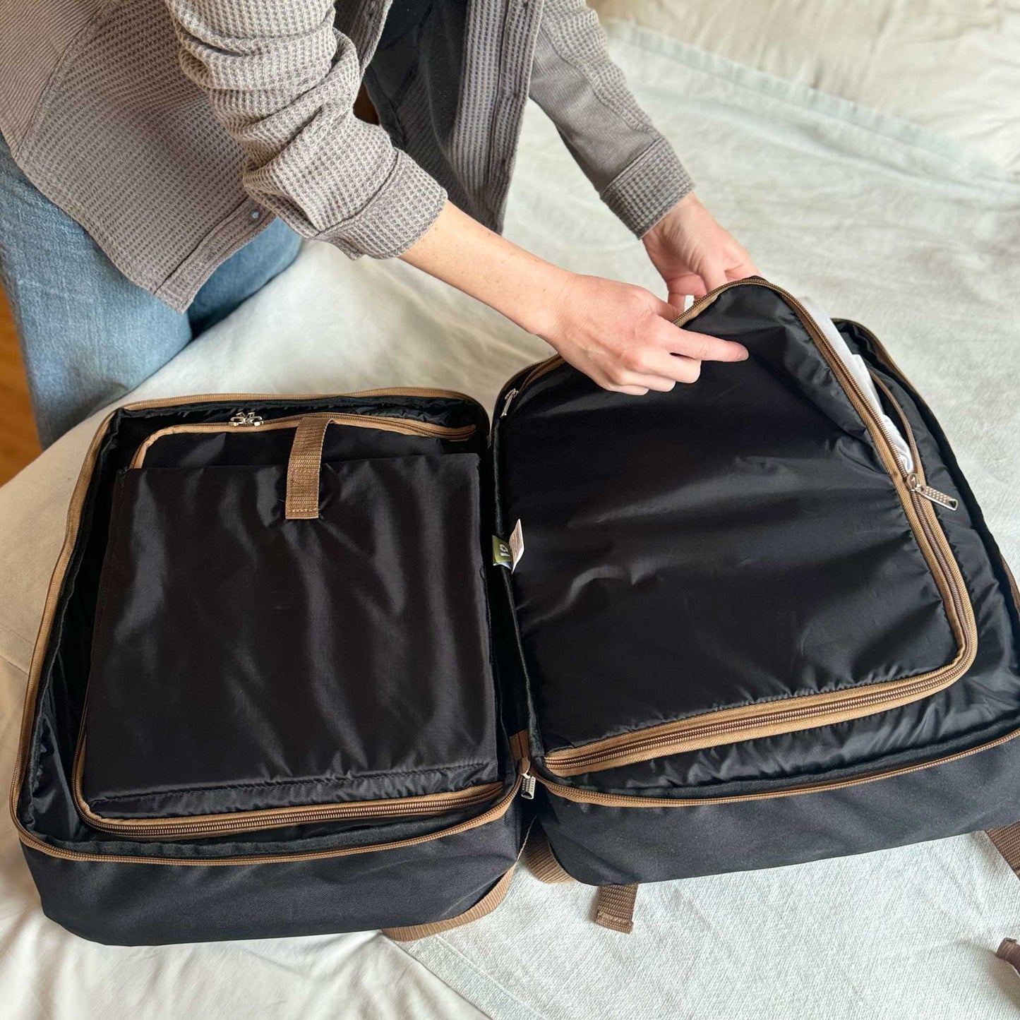 Mochila de viaje sustentable negra 40 lts