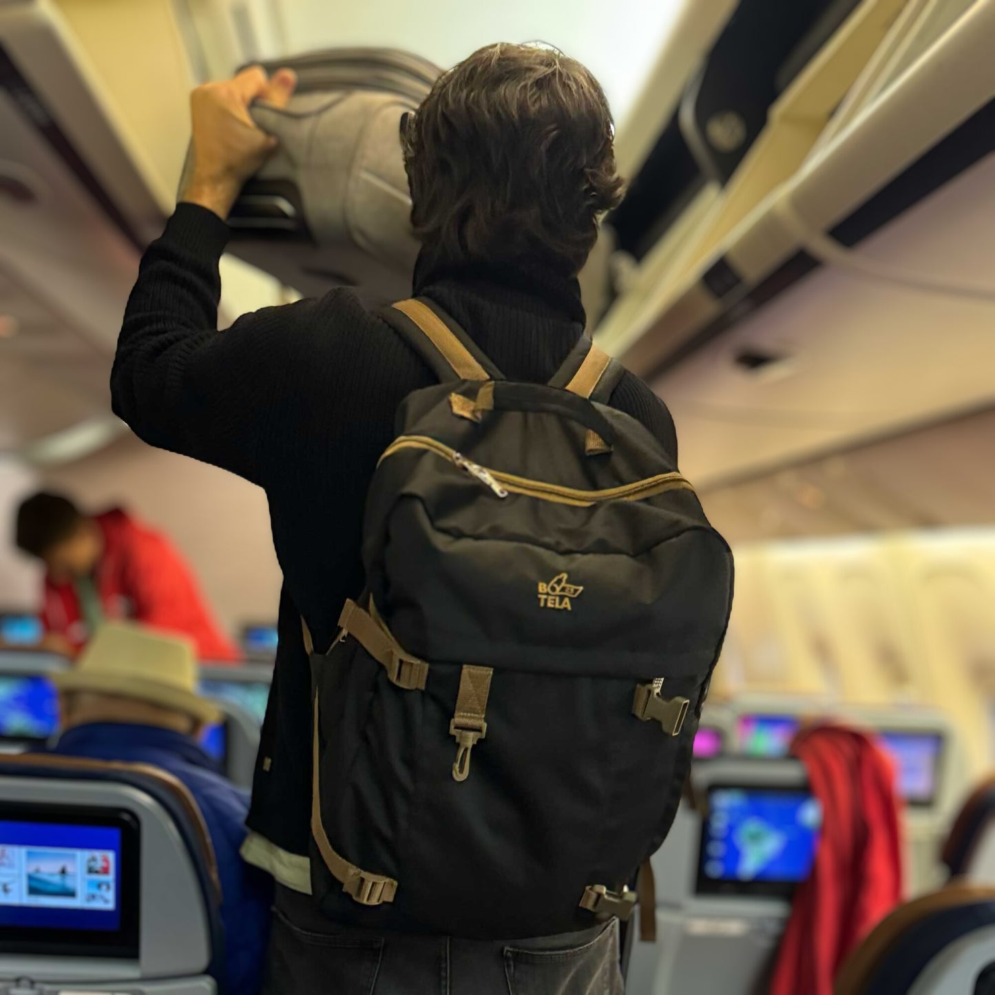 Mochila de viaje sustentable negra 40 lts