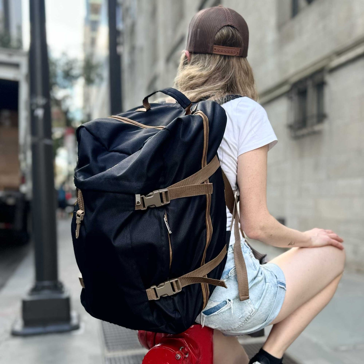 Mochila de viaje sustentable negra 40 lts