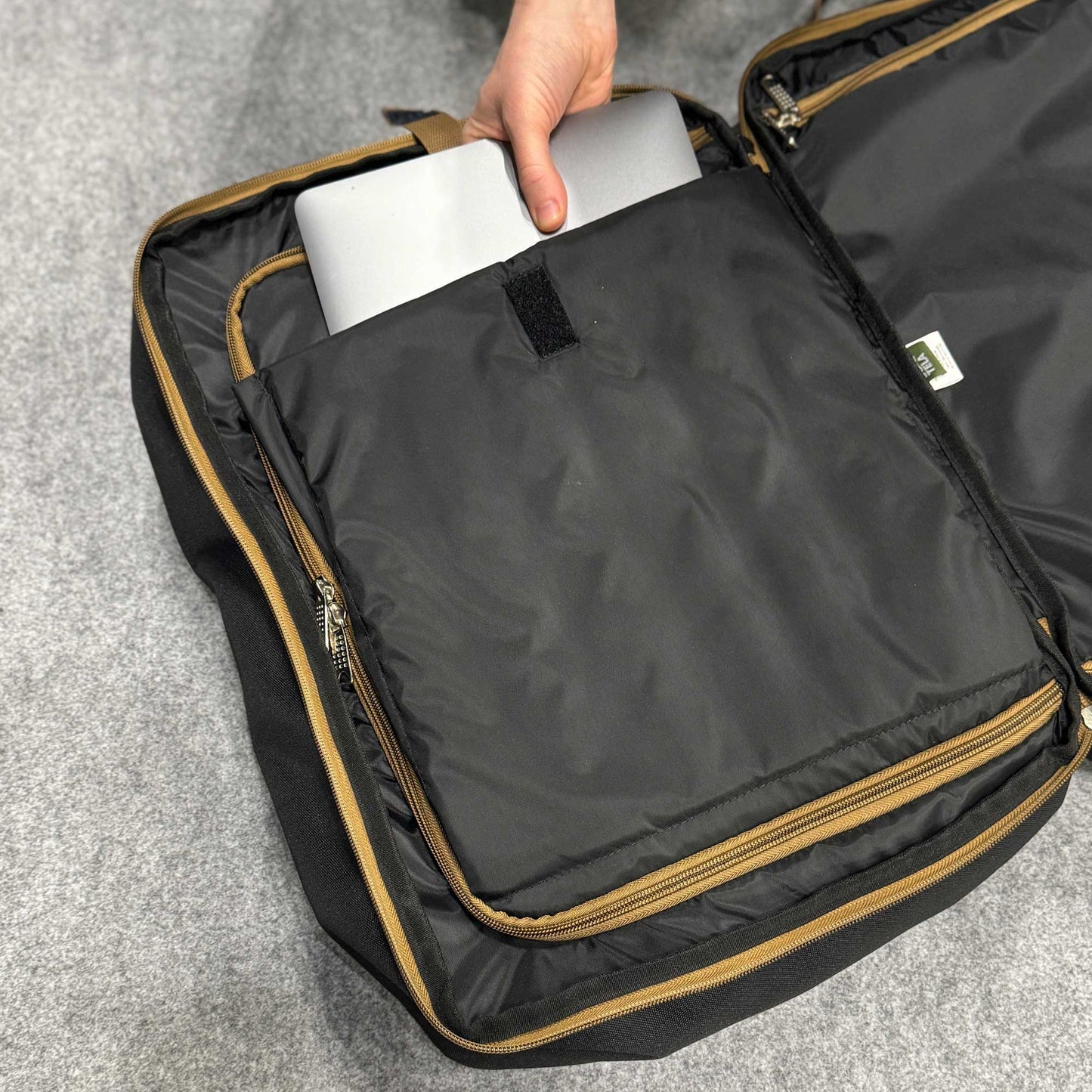 Mochila de viaje sustentable negra 40 lts
