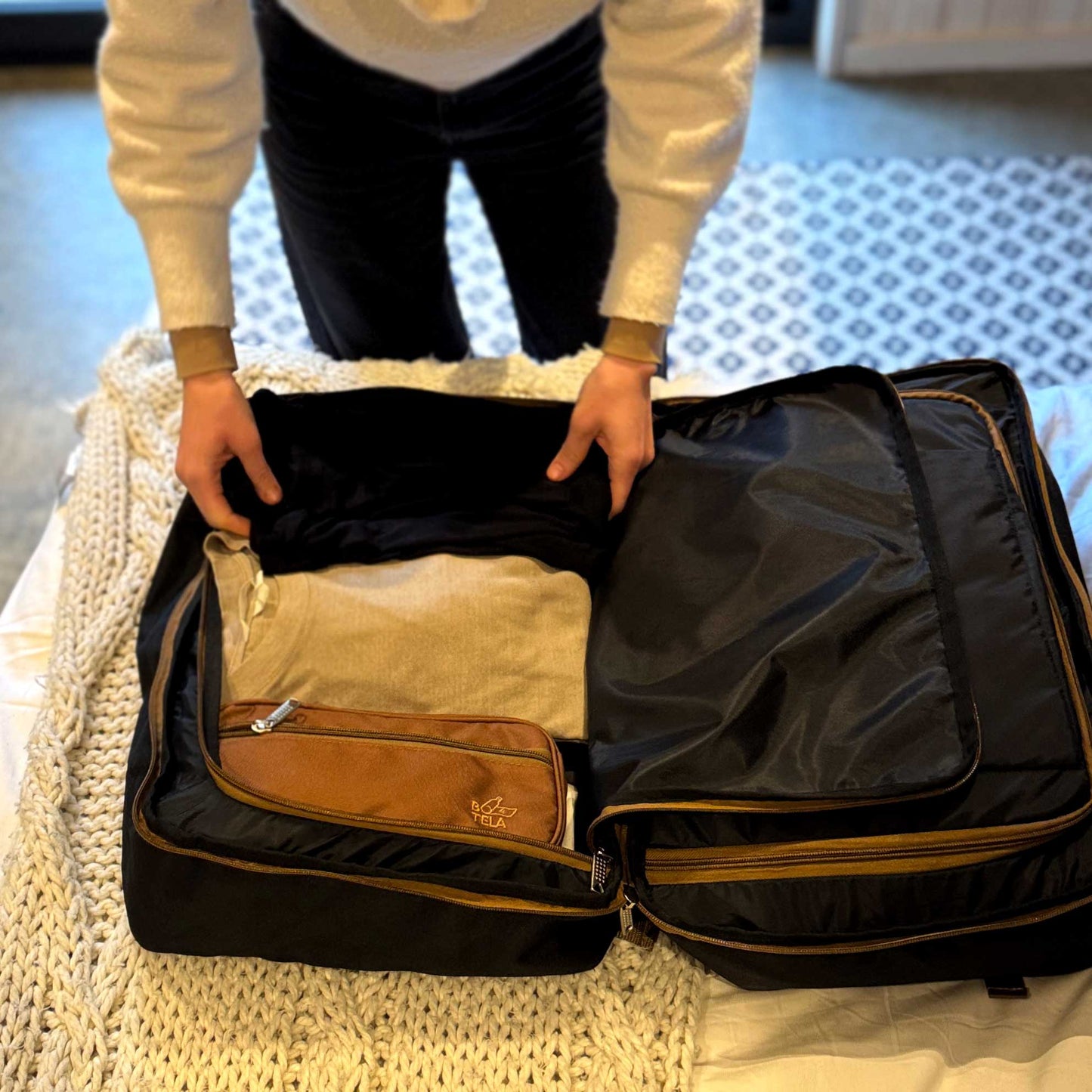Mochila de viaje negra 40 lts + Estuche cosmetiquero GRATIS + Envío GRATIS