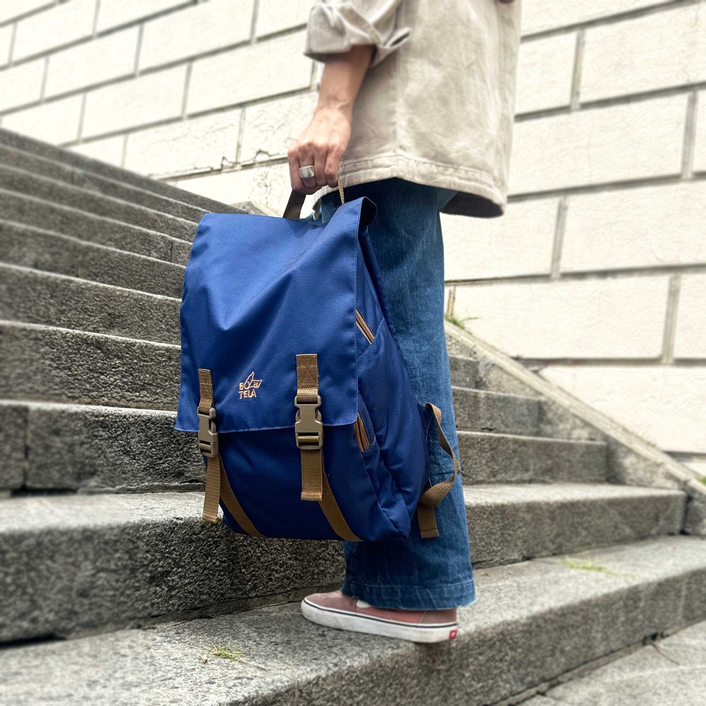 Mochila cuadrada sustentable para notebook 16 lts