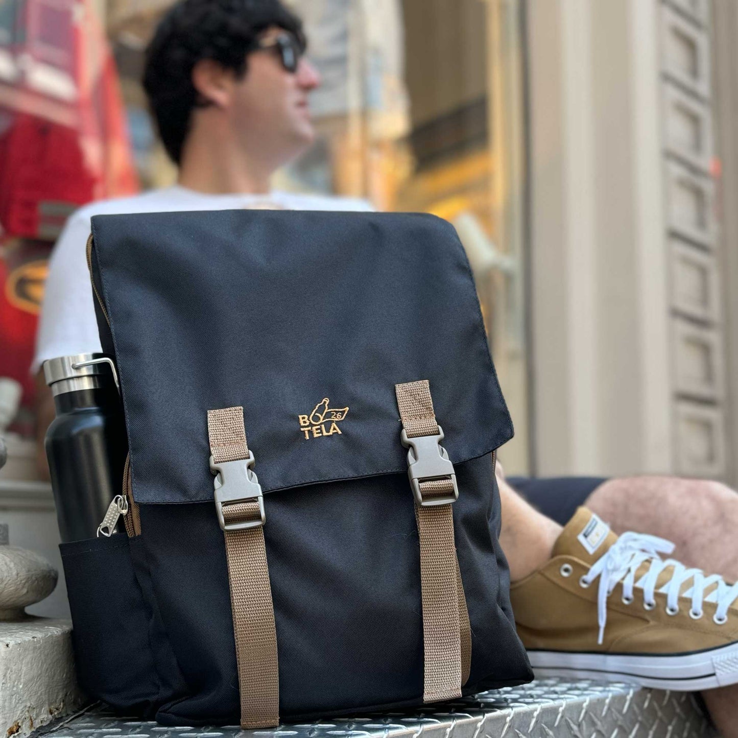 Mochila cuadrada sustentable para notebook 16 lts