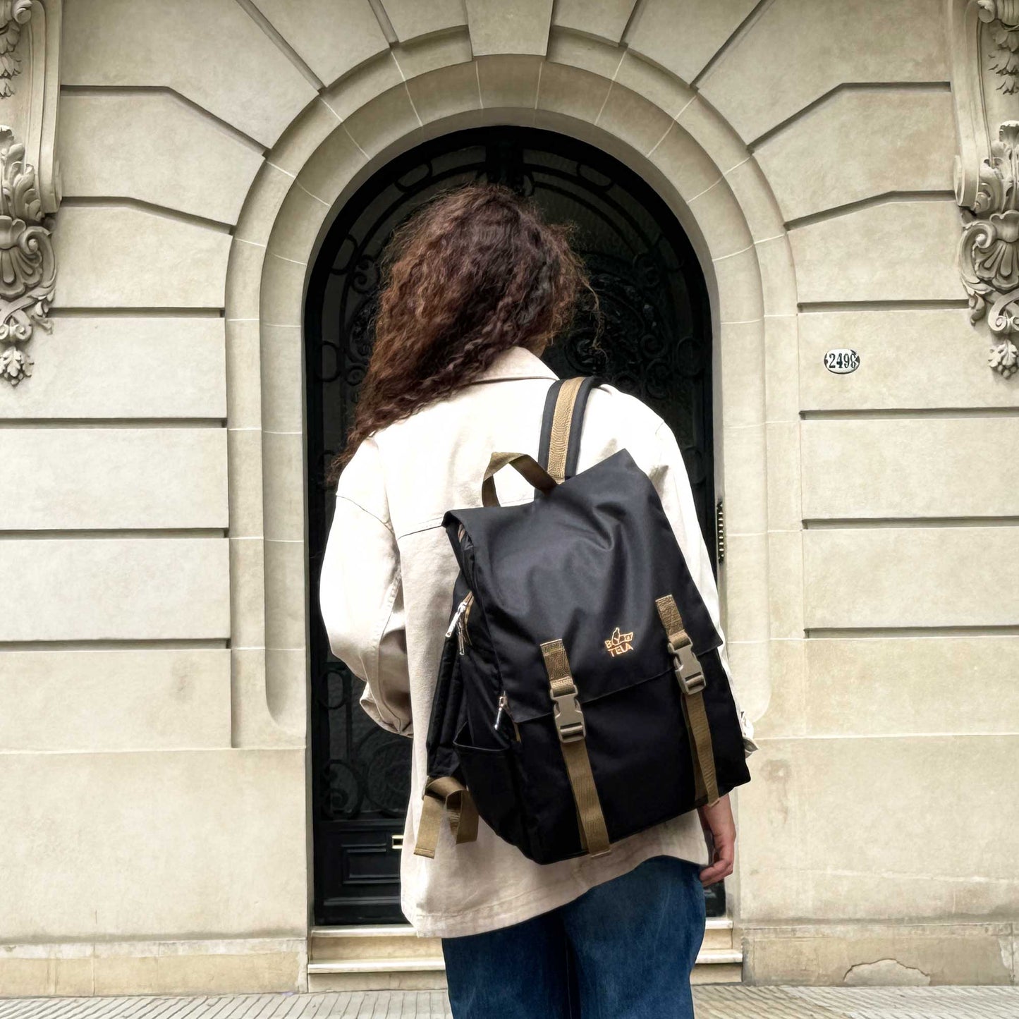Mochila cuadrada sustentable para notebook 16 lts