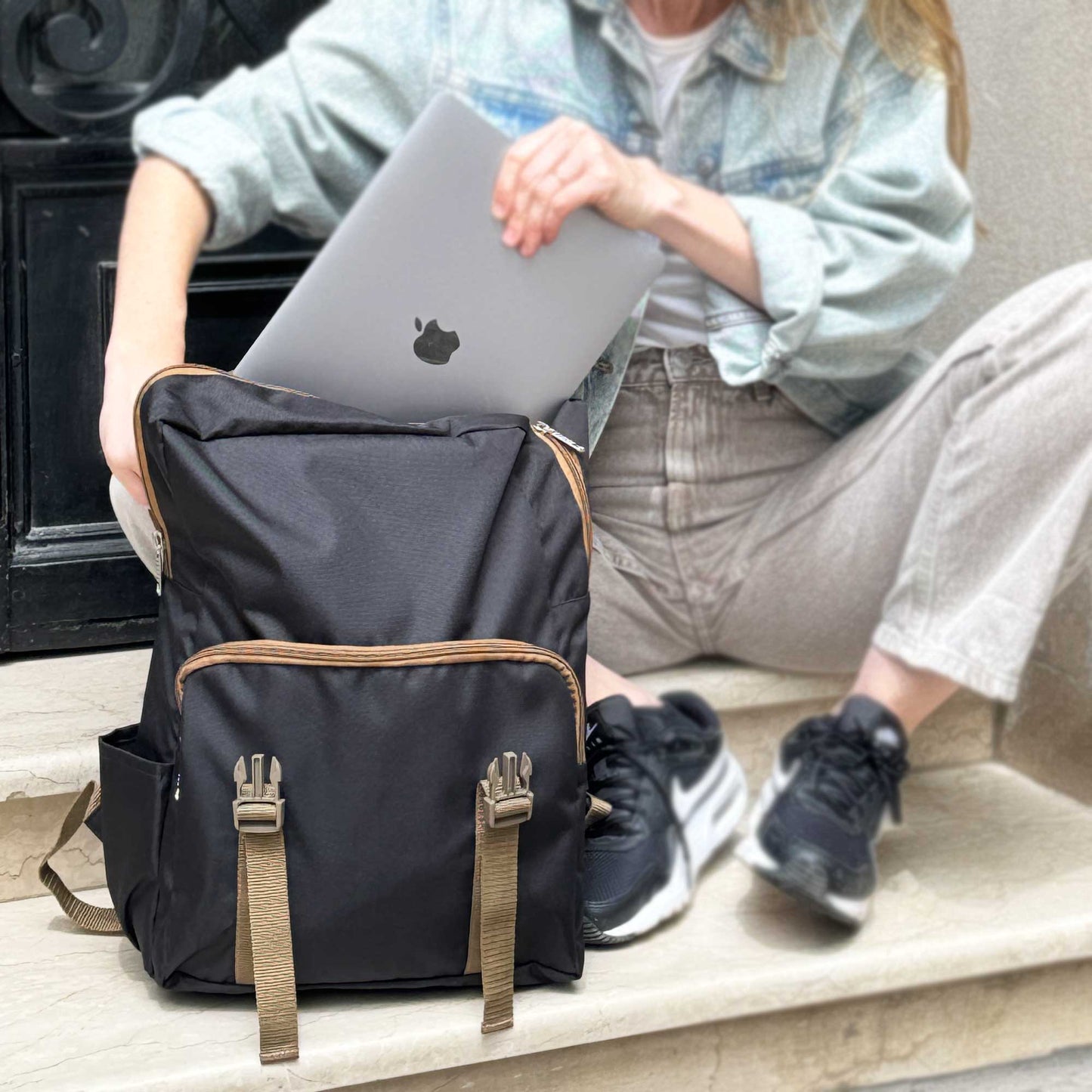 Mochila cuadrada sustentable para notebook 16 lts