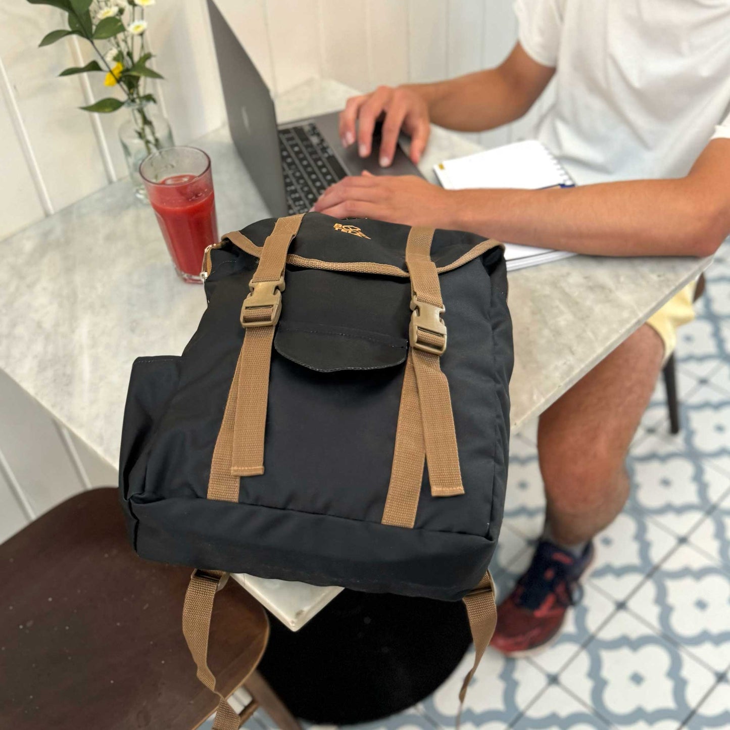 Mochila curva sustentable para notebook 12 lts