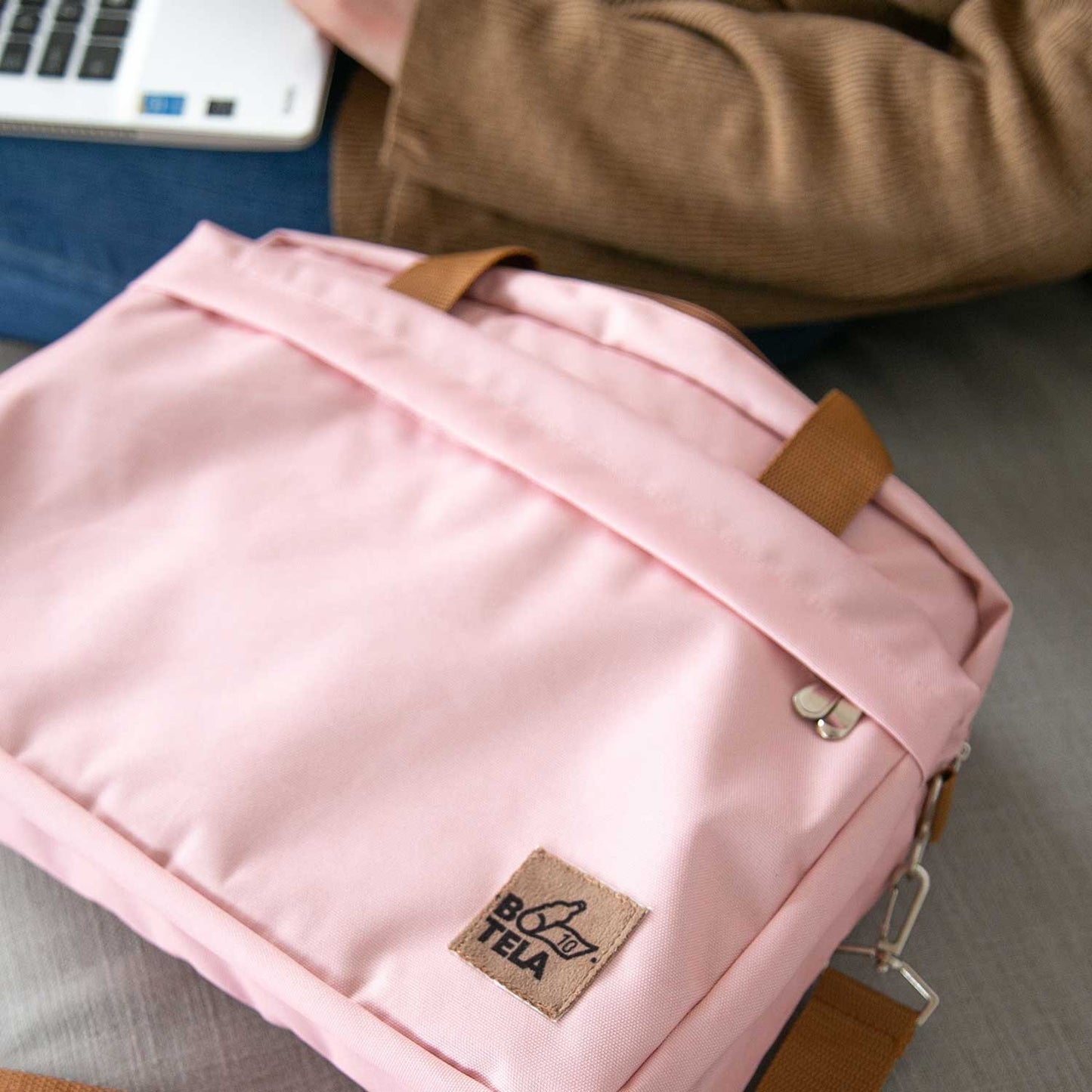 Bolso notebook 13 y 14 pulgadas sustentable rosado broches metálicos