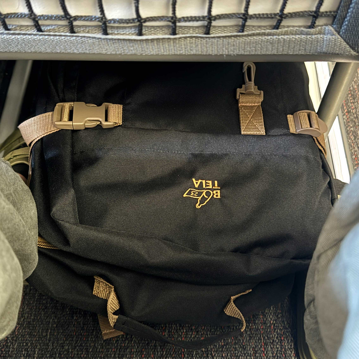 Mochila de viaje negra 40 lts + Estuche cosmetiquero GRATIS + Envío GRATIS